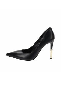 Zapato de tacón alto negro con punta afilada y tacón metálico dorado delgado, con detalles de strass cerca de la base del tacón.