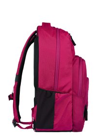 Zaino realizzato in materiale nylon di un vivace rosa, con una superficie testurizzata, doppie tasche con zip e spallacci imbottiti regolabili.