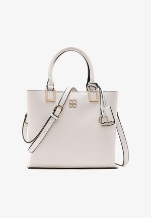 Witte leren handtas met dubbele handvatten, verstelbare schouderriem, gouden metalen details en een klein leren label met metalen ring eraan bevestigd.