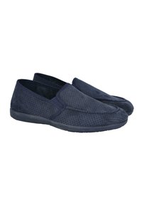 Zapatos navales tipo slip-on fabricados en ante perforado con punta redondeada y suela de goma flexible, con costuras en tono y una textura suave.
