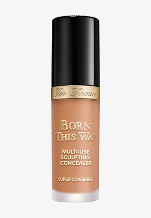 Concealerflesje met het label Too Faced Born This Way Multi-Use Sculpting Concealer met een zwarte dop en gouden accenten.