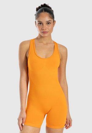 Oranges Bodysuit mit einem figurbetonten Design, geripptem Material und breiten Schulterträgern; reicht bis zur Mitte des Oberschenkels. Keine sichtbaren Markierungen oder Muster.