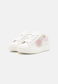 Hvide syntetiske sneakers med blomsterdesign i pink og grøn, perforerede accenter og hvide snørebånd. Blød pink hælflapdetalje.