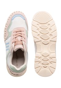 Las zapatillas presentan una combinación de materiales blancos lisos, rosa pastel, verde y azul, con una suela texturizada y un logotipo prominente en el lado.