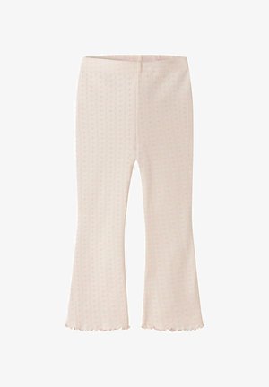 Lichtroze kinderbroek met een subtiel gestippeld patroon, uitlopende pijpen en gerimpelde zoom, getoond op een witte achtergrond.