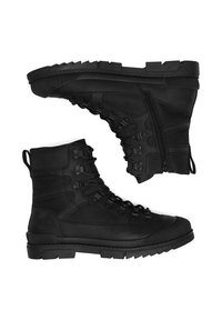 Crne vodootporne čizme s kombinacijom teksturirane tkanine i kože. Dizajnirane s visokim gležnjem, vezicama sprijeda i robusnim potplatom za prianjanje.