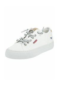 Sneaker bianca in tela con punta arrotondata, lacci grigi e suola in gomma testurizzata. Presenta un piccolo logo e un dettaglio con etichetta rossa sul lato.
