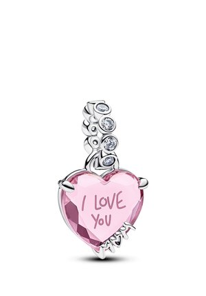 Pendentif en forme de cœur en cristal rose avec monture en argent et gravure "JE T'AIME", attaché à une boucle en argent ornée de trois pierres précieuses claires.