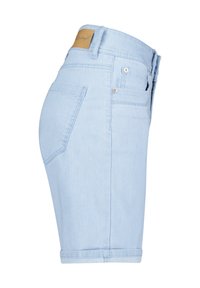 Lyseblå denimshorts med lige snit, fem lommer og opbrettet kant. Har et brunt lædermærke i taljen og metal detaljer.