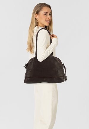 Bruine leren handtas met een ronde vorm, dubbele schouderbanden en een decoratieve strikaccent. Gladde textuur met een subtiele glans.
