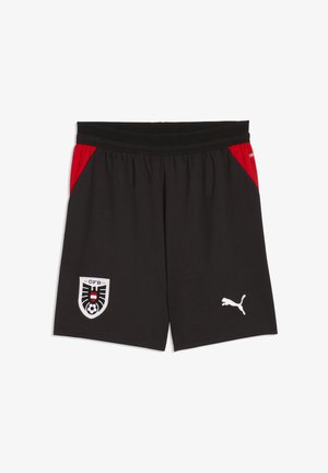 Czarne sportowe spodenki z czerwonymi bocznymi panelami, elastycznym pasem, logo austriackiej drużyny piłkarskiej na lewej nogawce oraz białym logo Puma na prawej nogawce.