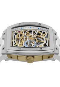 Skelettuhr mit einem Gehäuse aus silbernem Edelstahl, goldenen Akzenten und einem transparenten Zifferblatt, das die komplizierte Technik offenbart.