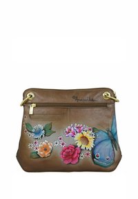 Braune Ledertasche mit floralen Motiven und einem blauen Schmetterling. Goldene Hardware-Akzente und eine Reißverschluss-Tasche erhöhen die Funktionalität.