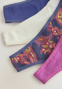 Assorterede strækstofbånd i marineblå, creme og levende pink, med et paisleymønster i rød, gul og hvid på ét bånd.