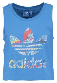 Blå ärmlös crop top i bomull med en stor flerfärgad Adidas trefoil-logotyp och varumärkesnamn med texturerad tryck på framsidan.