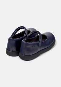 Zapatos de cuero azul marino oscuros con puntera redondeada y tira elástica, con un acabado texturizado y una suela de goma negra.