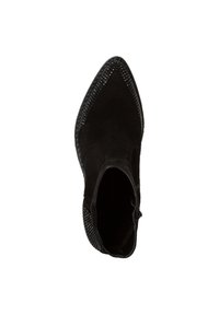 Stivaletto in suede nero con punta affusolata, dettagli laterali testurizzati e chiusura con zip. Finitura liscia con cuciture decorative.