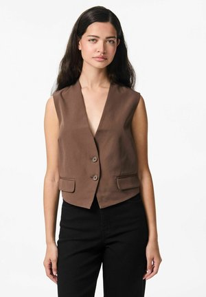 Gilet sans manches marron avec un décolleté en V profond, deux poches avant et deux boutons, fabriqué à partir d'un tissu lisse. Associe avec un pantalon noir.