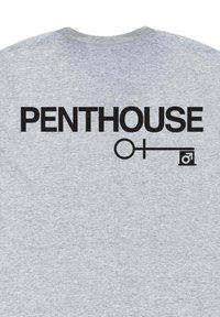 Šedé tričko s textem "PENTHOUSE" napsaným tučnými černými písmeny, doplněné grafikou klíče a symbolem muže, který je pod ním orámovaný.