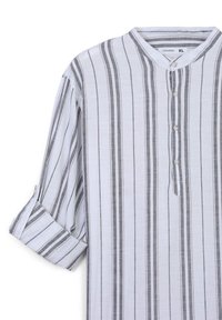 Camicia bianca con strisce verticali grigie, tessuto leggero, colletto a bandana e pattina con tre bottoni. Maniche arrotolate con dettaglio a bottone. Taglia XL.