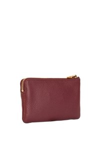 Portafoglio in pelle bordeaux con superficie texture, dotato di una cerniera dorata e di forma rettangolare. Design semplice senza loghi visibili.