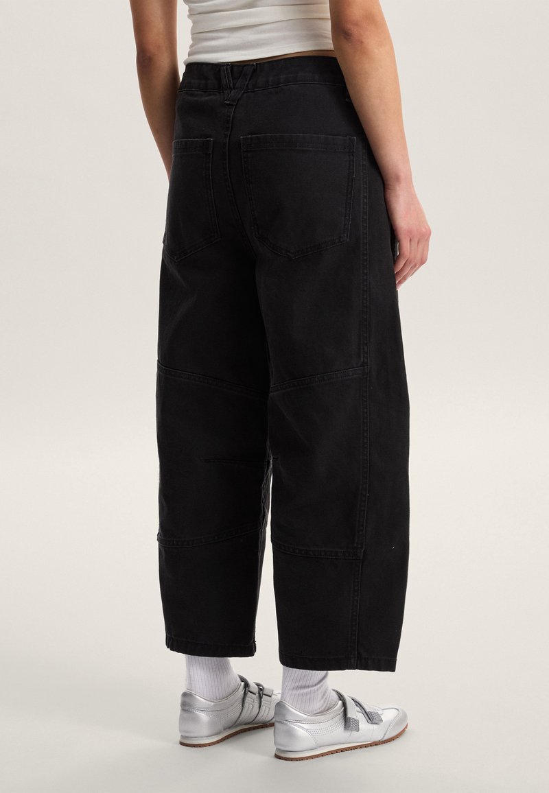 Vans BLAIRE CROPPED BARREL - Wide leg - black