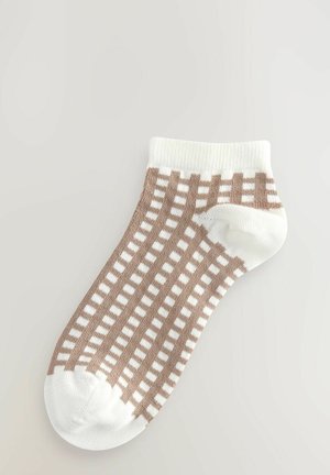 Chaussette de cheville à motifs marron et blanc, présentant un design en grille avec des rayures alternées et des sections unies. Texture lisse, en matière coton mélangée.