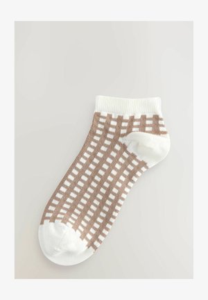 Chaussette de cheville à motifs marron et blanc, présentant un design en grille avec des rayures alternées et des sections unies. Texture lisse, en matière coton mélangée.