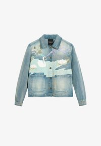 Chaqueta vaquera con cierre de botones, con un cisne blanco bordado, lirios de agua rosas, juncos y montañas en colores pastel suaves.