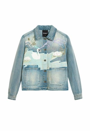 Spijkerjack met knoopsluiting, met geborduurde witte zwaan, roze waterlelies, lisdodden en bergen in zachte pasteltinten.