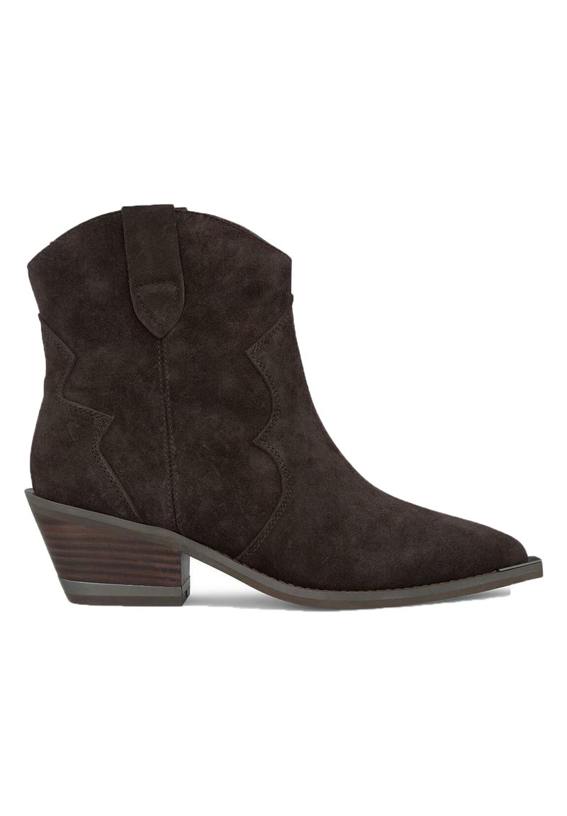 Czarne zamszowe botki za kostkę z ostrym noskiem, akcentami w stylu zachodnim oraz niskim, warstwowym obcasem o teksturowanym wzorze.