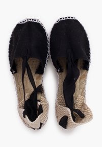 Espadrillas nere in tela con una soletta beige testurizzata, bordi bianchi cuciti e lacci neri all'apertura per una vestibilità regolabile.