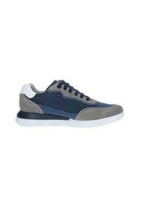 Zapatillas para hombre que presentan una combinación de tela azul marino y acentos de serraje gris, superficies texturizadas y una suela de goma blanca.