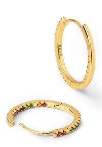 Orecchini a cerchio in oro con esterno texturizzato e una fila di gemme multicolori lungo il bordo interno. Marcati con "925" per il contenuto di argento.