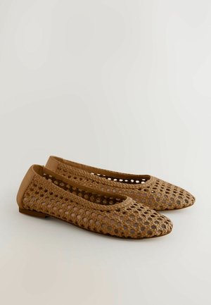 Des chaussures plates couleur tan avec un design tissé comportant des motifs découpés, des accents en cuir souple et un bout arrondi. Semelle plate avec une bande de roulement minimale.