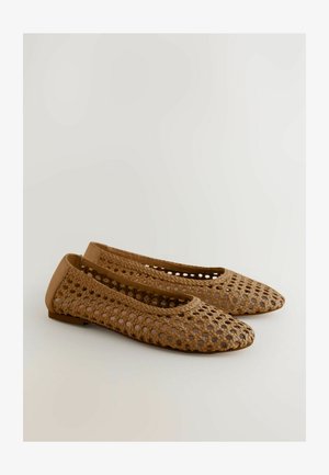 Des chaussures plates couleur tan avec un design tissé comportant des motifs découpés, des accents en cuir souple et un bout arrondi. Semelle plate avec une bande de roulement minimale.