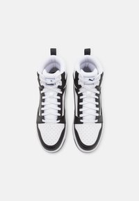 Hoge sneakers in zwart en wit leer, met een geperforeerde neuskap, witte veters en zwarte accenten. Inclusief dubbele trekhaakjes.