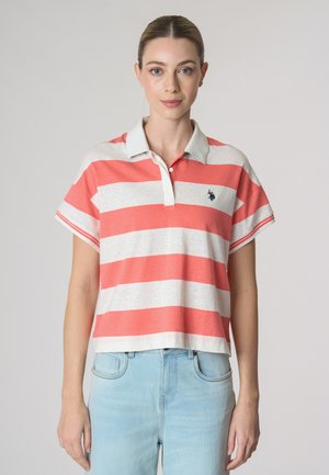 Polo a righe rosse e bianche con colletto e maniche corte, caratterizzato da un piccolo logo blu navy sul lato sinistro del petto. Realizzato in cotone.