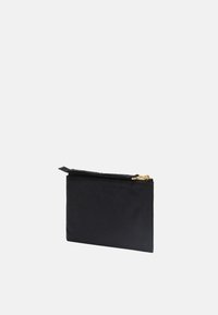 Bolsita negra con cremallera hecha de material suave. Presenta un detalle de cremallera dorada. Forma rectangular, diseño plano, estilo minimalista.