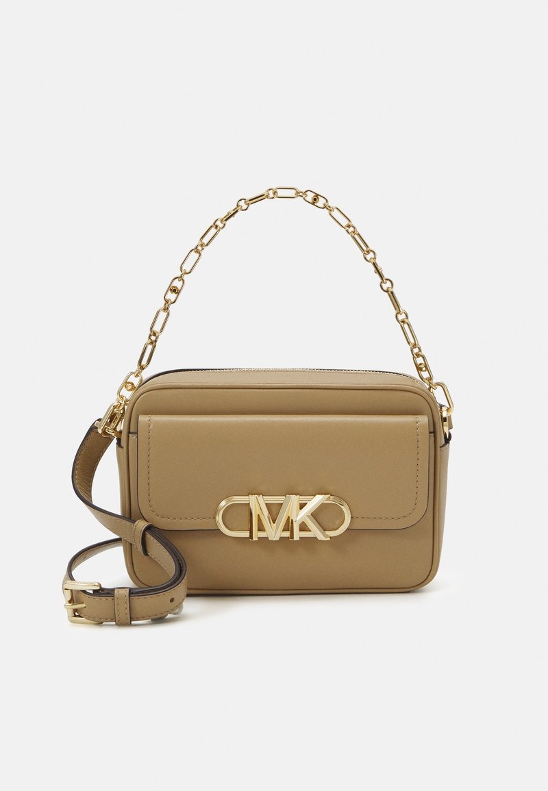 Borsa a tracolla in pelle color cuoio con manico a catena dorata, tracolla regolabile e logo MK dorato sulla pattina della tasca frontale.