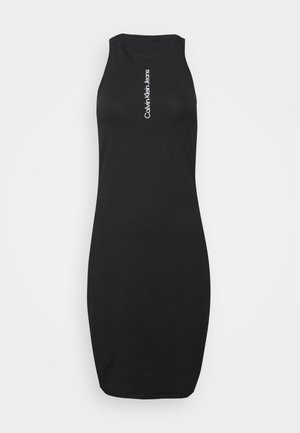 Czarna, przylegająca sukienka bez rękawów z wysokim kołnierzem, z pionowym, białym logo "Calvin Klein Jeans" na środku klatki piersiowej.