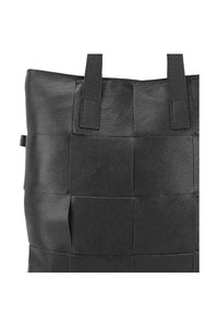 Zwarte leren tote bag met een getextureerd, geweven ontwerp, voorzien van twee stevige handvatten en een minimalistische rechthoekige vorm.