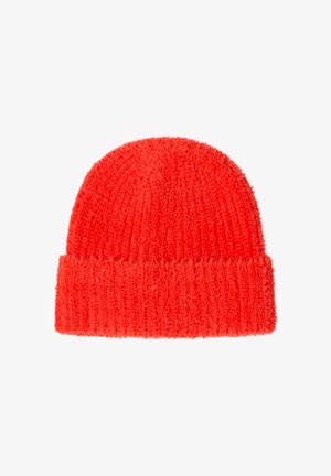 Bonnet en tricot rouge vif avec un revers, fabriqué en fil doux et duveteux, présenté sur fond blanc.