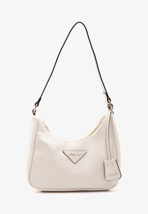 Biała torebka o gładkiej fakturze, zaokrąglonym kształcie, czarnym pasku na ramię, złotym suwak i trójkątnym akcentem logo.