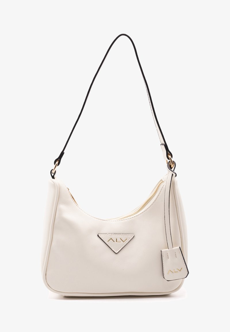 Biała torebka o gładkiej fakturze, zaokrąglonym kształcie, czarnym pasku na ramię, złotym suwak i trójkątnym akcentem logo.