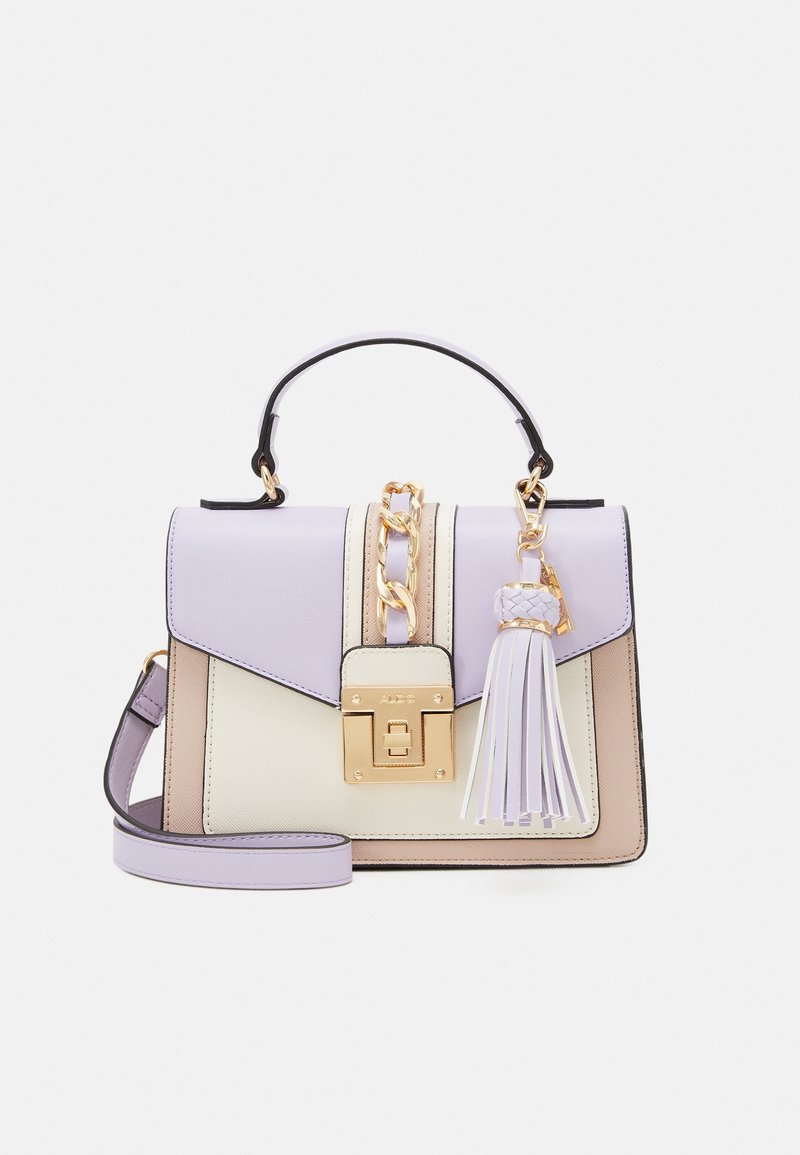 Petit sac à main structuré avec des panneaux violet clair et beige, une anse supérieure, une chaîne et un fermoir dorés, et un pendentif pompon blanc à l’avant.