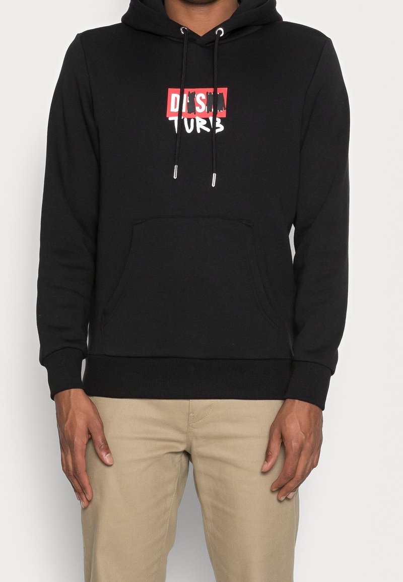 Svart huvtröja med en framficka och snörning. Har vit och röd grafisk text på bröstet. Mjukt, texturerat tyg med ribbade muddar.