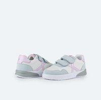 Zapatillas con un esquema de color blanco y pastel, con ante gris y acentos rosas, dos correas de velcro y una suela de goma texturizada.