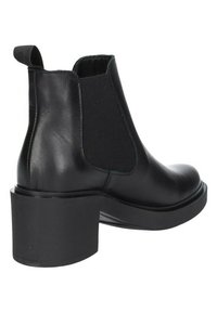 Stivale alla caviglia in pelle nera con pannelli elastici ai lati, punta rotonda e tacco a blocco spesso. Presenta una finitura liscia e una linguetta sul retro.