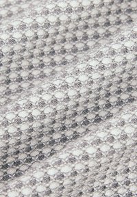 Teksturowana tkanina z naprzemiennym wzorem małych szarych i białych rombów, charakteryzująca się miękkim, tkanym wykończeniem.